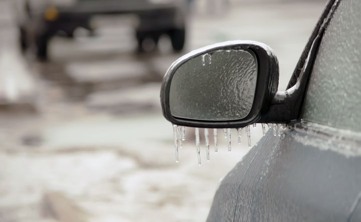 Hvis du sklir og faller et par ganger på vei til bilen, er det et tegn på at du bør la bilen stå, råder NAF.