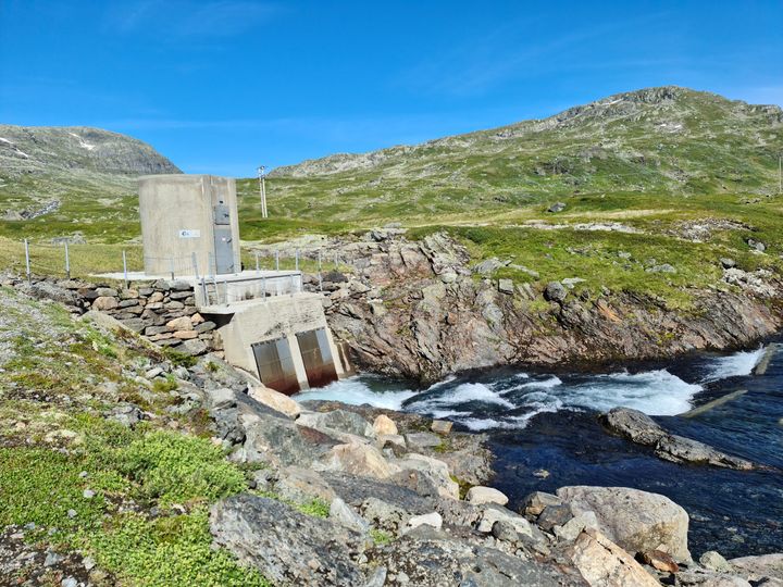 Lyse Kraft ønsker å oppruste vannkraftanleggene i Røldal og Suldal. Oppgraderingene vil kunne øke kraftproduksjonen med 200-250 GWh/år som tilsvarer strømforbruket til mellom 10 000 og 12 500 husstander. Her fra inntak i Blåbergdalen hvor vann overføres til Votnamagasinet. (Foto: Lyse Kraft DA)
