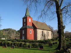 Hedrum middelalderkirke i Larvik er blant kirkene som har fått tilskudd til klimaskallsikring. Foto: Eva Smådahl, Riksantikvaren