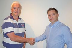 Dag Ove Pettersen (til h.) har overtatt som Landssjef i Sapa Building Systems etter Øystein Havik.