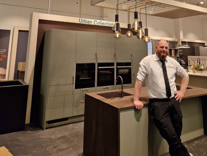 Varehussjef Jan Stage deler ut et kjøkken til en heldig POWER-kunde når nye POWER Ålesund åpner.