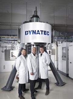 Werner Filtvedt, Hallgeir Klette og Sverre Sørensen foran Dynatec reaktoren. Pilottestingen er innvilget med 35 millioner kroner gjennom Innovasjon Norges Miljøteknologiordning. Foto: Jarle Nyttingnes