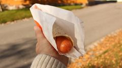 Fra 4. november blir en litt sunnere pølse å finne på grillen i utvalgte Narvesen-butikker. De nye veganpølsene har tre ganger så mye protein, og er til forveksling lik vanlige pølser – både i utseende og smak.