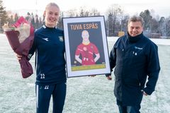 Tuva Espås mottok prisen fra sponsorrådgiver i OBOS, Eddie Chr. Thomas, i forbindelse med en trening på Røabanen. Foto: Terje Pedersen / NTB.