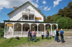 Heidal Gjestgiveri i Sel har flere ganger fått tilskudd fra Kulturminnefondet. Gjestgiveriet er bygget i sveitserstil i 1898, og ligger tett ved Nasjonal turistveg over Valdresflya. Gjestgiveriet har nå nye eiere, som i år har fått 495.000 kroner til å fortsette arbeidene med å sette i stand stedet for helårsdrift. (Foto: Kulturminnefondet)