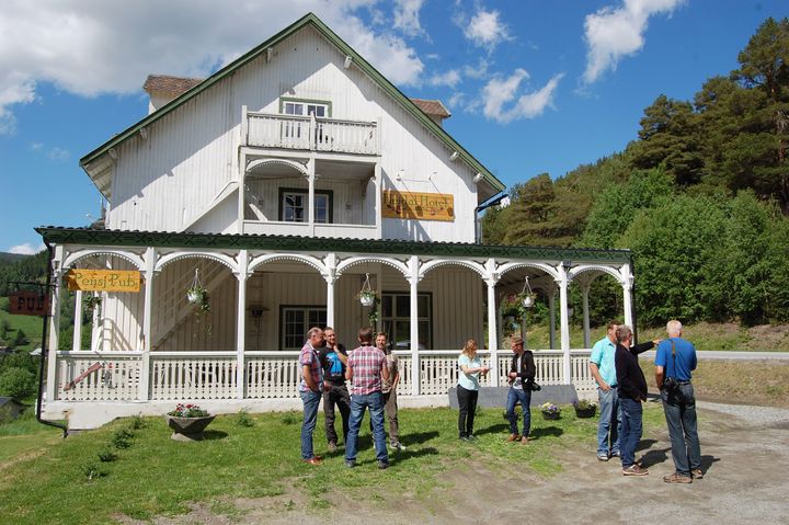 Heidal Gjestgiveri i Sel har flere ganger fått tilskudd fra Kulturminnefondet. Gjestgiveriet er bygget i sveitserstil i 1898, og ligger tett ved Nasjonal turistveg over Valdresflya. Gjestgiveriet har nå nye eiere, som i år har fått 495.000 kroner til å fortsette arbeidene med å sette i stand stedet for helårsdrift. (Foto: Kulturminnefondet)