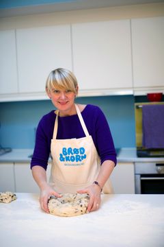 Torunn Nordbø, daglig leder i Opplysningskontoret for brød og korn baker julekake - julebrød.