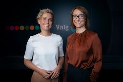 Ingunn Solheim og Ingerid Stenvold er programleiarar for valnatta. (Foto: Julia Marie Naglestad/NRK)