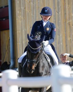 Mamma Louise Almlund Løkken har ikke bare trent opp hesten Emma rir, hun er også ekvipasjens daglige trener. (Foto: Norges Rytterforbund)