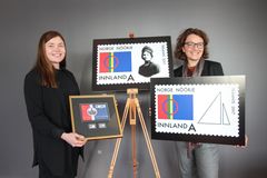 Prosjektleder Ida Marie Bransfjell i Tråante 2017 (til venstre) og konsernsjef Tone Wille i Posten Norge viser fram jubileumsfrimerkene.Foto: Tore Oksnes