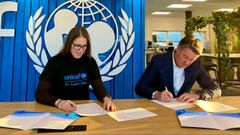 Norwegian og UNICEF forlenger samarbeidet. Her med Camilla Viken, generalsekretær i UNICEF (til v.) og Geir Karlsen, konsernsjef i Norwegian