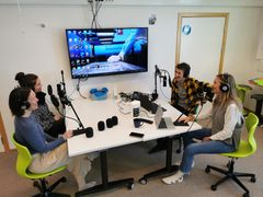 Fra innspillingen: Camilla Walla og Matias Smørvik under innspilling av en podcastepiosde med Kari Nordbø og Line Reichelt Føreland som gjester.