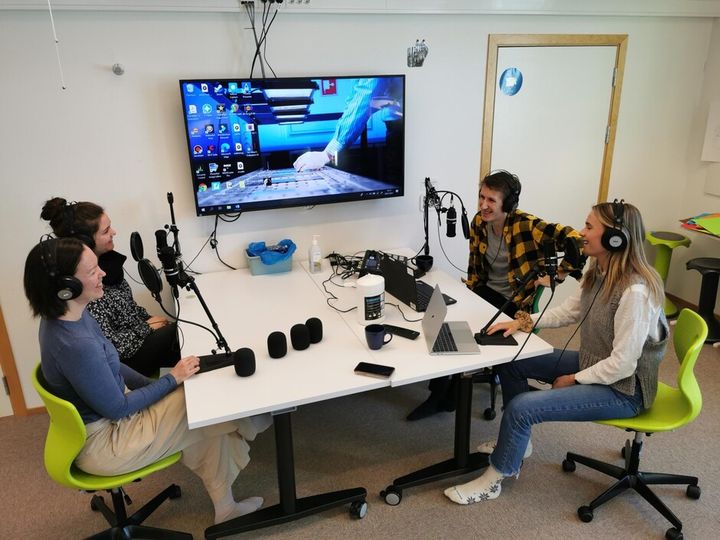 Fra innspillingen: Camilla Walla og Matias Smørvik under innspilling av en podcastepiosde med Kari Nordbø og Line Reichelt Føreland som gjester.