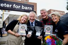 Fra venstre: Ingunn Anstenrud, Landbruks- og matminister Bård Hoksrud, Johan Anstenrud og adm.dir i Matmerk Nina Sundqvist.