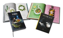 EN VISUELL OPPLEVELSE: Så vakkert kan det gjøres – coffee table-bøkene "Stjernedryss over Norge" og "Asiatisk mat" inneholder både oppskrifter og tips om drikke til de ulike rettene.