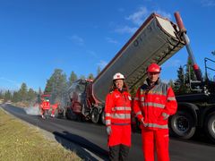 Innovasjonsleder Trine Okstad i Veidekke Asfalt og fagansvarlig for asfalt, Thor Asbjørn Lunaas i Statens vegvesen. Foto: Ellinor Hansen