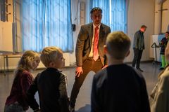 Kulturministeren med elever frå Bolteløkka skole i Oslo. Foto: Erik Brandsborg/Kulturtanken