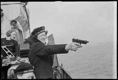 Marinelotter, matros von Hanno skyter pistol. Fotograf ukjent. Arkivverket/Riksarkivet/NTBs krigsarkiv.