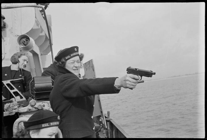 Marinelotter, matros von Hanno skyter pistol. Fotograf ukjent. Arkivverket/Riksarkivet/NTBs krigsarkiv.