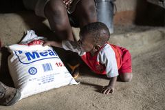 MATMANGEL: Junior* (9 mnd) er underernært, men den nærmeste klinikken har ikke den næringsrike maten han trenger for å bli frisk. Familien har måttet redusere antall måltider om dagen og barna gråter av sult. FOTO: Sacha Myers / Redd Barna