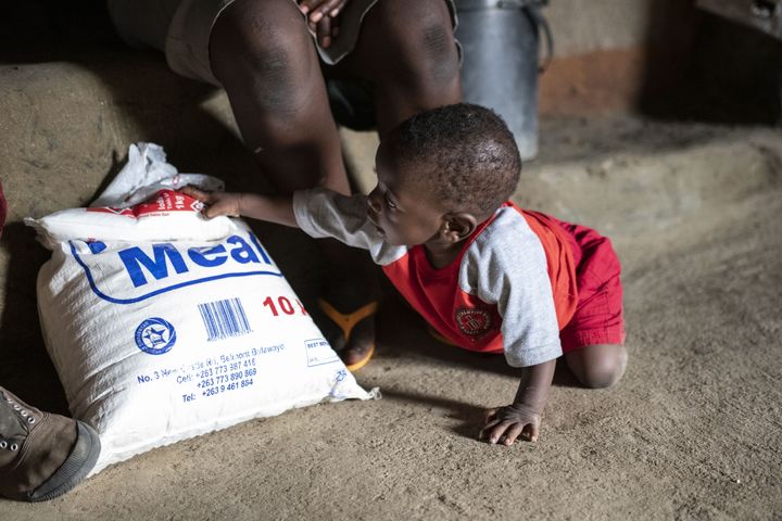 MATMANGEL: Junior* (9 mnd) er underernært, men den nærmeste klinikken har ikke den næringsrike maten han trenger for å bli frisk. Familien har måttet redusere antall måltider om dagen og barna gråter av sult. FOTO: Sacha Myers / Redd Barna