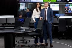 Ingrid Halstensen og Sturla Dyregrov i TV 2 sitt nye studio på Media City i Bergen. Foto: Alex Iversen, TV 2.