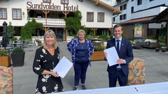 Administrerende direktør Anette Aanesland i Nye Veier, statsminister Erna Solberg og samferdselsminister Knut Arild Hareide etter signeringen på Sundvolden Hotel 1. juli.