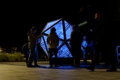 Verket Microcosmos er en miniatyrutgave av kosmos, og speiler samtidig hvordan elektriske partikler beveger seg og interagerer i menneskets neurale nettverk. Foto: Kenneth Sporsheim