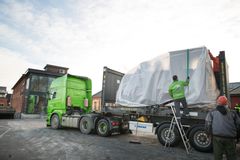 Lokomotivet må sikres nøye
før det skal videre på tog,
ellers vil ikke CargoNet, som
drifter jernbanen, ta det med.