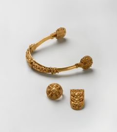 Denne gullsporen er den eneste av sitt slag fra vikingtidens Skandinavia. Den er dekket av intrikate mønstre i gullperletråd og påloddede gullkorn og forestiller dyr og mønster i vikingtidens Borrestil. Den var trolig laget av en skandinavisk gullsmed på 900-tallet. FOTO: Kulturhistorisk museum