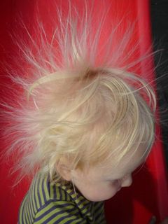 HELT EKSTATISK: Ettersom tørr luft inneholder mindre vann, bygger elektriske ladninger seg lettere opp. Derfor blir vi utsatt for små støt som lett gir seg utslag i håret. (Foto: Chera Westman/ifi.no)