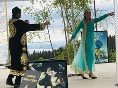 Kurbanzhan og Firyuza Yusupov med uigurisk dans