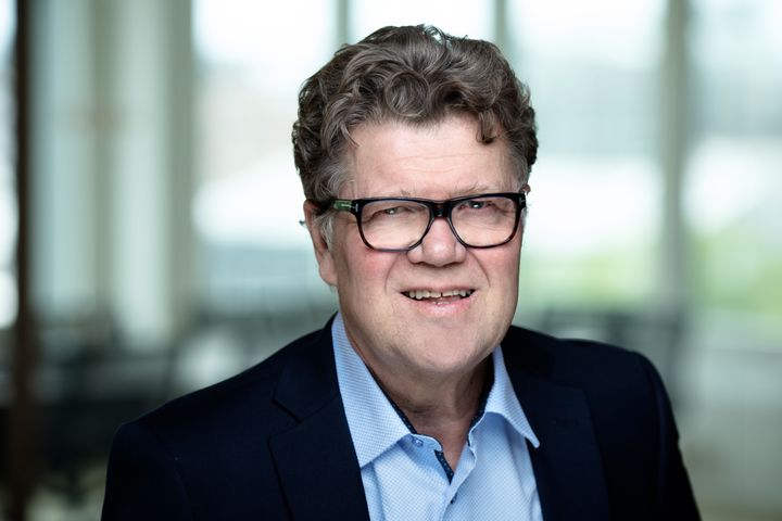 Administrerende direktør Tor Berntsen i Kredinor SA overdrar nå den danske virksomheten til nye eiere, for å satse på større vekst og utvikling i Norge.