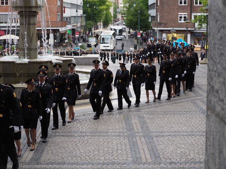 LANG REKKE: Store kull, som her ved avslutningen i Oslo rådhus i 2018, har bidratt til bemanningsøkning og økte behov for videre kompetanseheving i politiet. Foto: Naledi Forbord
