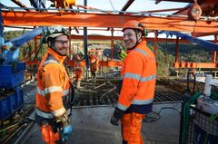 Øystein Austjorde fra Tokke i Telemark og Buskerud, sammen med arbeidskollega Torkel Vingen fra Åfjord i Trøndelag, gleder seg over at støpearbeidene går etter planen.