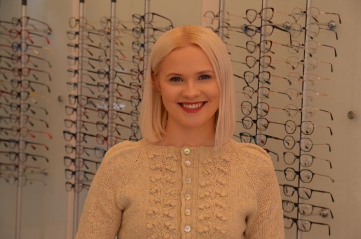 Stina Sjurelv Hansen fra Tromsø har mange muligheter når hun er ferdig utdannet som optiker. Ledige jobber finnes over hele landet.