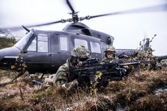 Brigadens soldater samvirker med helikopter fra Luftforsvaret. Foto:
Fredrik Ringnes, Hæren
