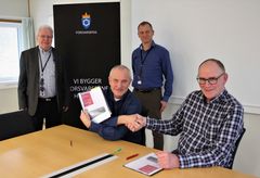 Foran f.v. Bjørnar Bendiksen, prosjektsjef i Forsvarsbygg og Lars Helge Hansen, distriktssjef i Peab Bjørn Bygg. Bak fv Inge Bertheussen, prosjektleder og Per Grøtte, kontraktrådgiver i Forsvarsbygg.