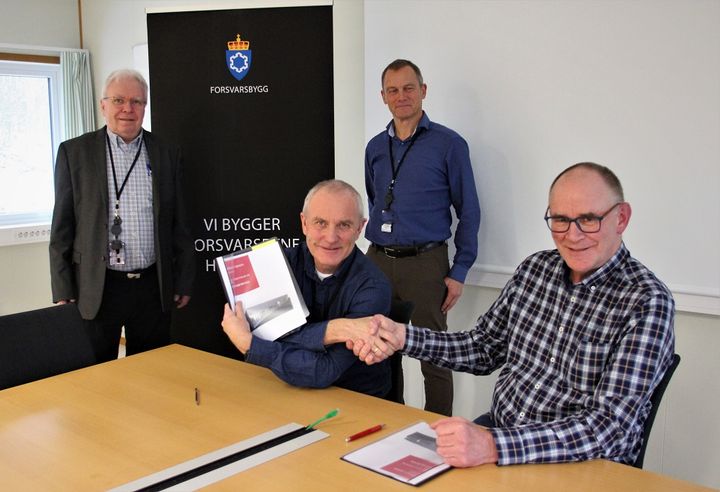 Foran f.v. Bjørnar Bendiksen, prosjektsjef i Forsvarsbygg og Lars Helge Hansen, distriktssjef i Peab Bjørn Bygg. Bak fv Inge Bertheussen, prosjektleder og Per Grøtte, kontraktrådgiver i Forsvarsbygg.
