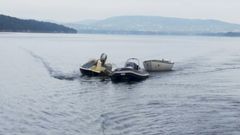 IKKE REGISTRERT: Når båter ikke er registrert i småbåtregisteret blir det ofte vanskelig å finne eieren. Her er tre båter på rek tatt under slep av RS Bergesen D.Y.