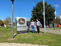SPESIALIST-TRIO: Her er den norske spesialist-trioen utenfor lokalene til John Deeres eget kompetansesenter i tyske Bruchsal.