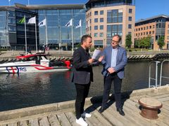 Næringsminister Torbjørn Røe Isaksen og fungerende sjøfartsdirektør Alf Tore Sørheim. Foto: NFD