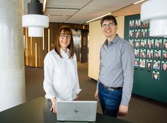 Kantega skal levere en ny dataplattform til Enova. Stine-Aileen Strand, avdelingsleder i Kanatega og Atle Ruud, direktør for digital transformasjon i Enova. (Foto: Morten Smidesang, Kantega)