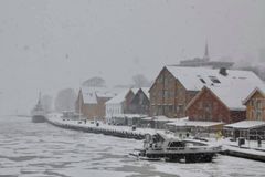 Store kontraster i Tøndberg i februar. Her er Brygga i Tønsberg snødekt 18. februar. Foto: Sidsel Tveitan