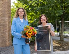 Marie Smith-Solbakken (t.h) fikk overrakt prisen av daglig leder Cecilie Claviez. Foto: UiS/Elisabeth Tønnessen