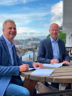 Skal skape gode arbeidsplasser sammen.  Havnedirektør Ingvar M. Mathisen og Nils H Stenhammer, direktør og styreleder i Varden Entrepenør AS.