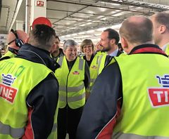 LO-leder Gerd Kristiansen og H.K.H Kronprins Haakon fikk omvisning på TINEs meieri på Kalbakken, her med konsernsjef i TINE Hanne Refsholt og medarbeidere fra meieriet.