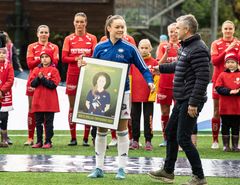 Som årets spiller får Thomsen et portrett av seg selv, delt ut av Kjetil Solevåg Pedersen fra OBOS.