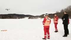 Samferdselsminister Ketil Solvik-Olsen besøkte Røde Kors under testing av en av deres droner i uken før påske. Foto: Frøydis Tornøe/Samferdselsdepartementet
