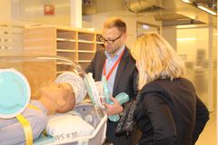 Fridtjof Heyerdahl, sjef i Epiguard, demonstrerer kapselen for næringsminister Monica Mæland.